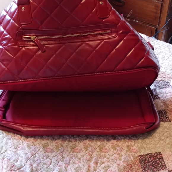 Very Red & gold over night bag with bottom cubby - Picture 3 of 4